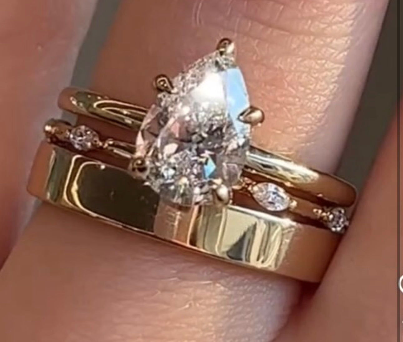 Middle band; 1.5mm gold 18karat ; custom 3D with pear