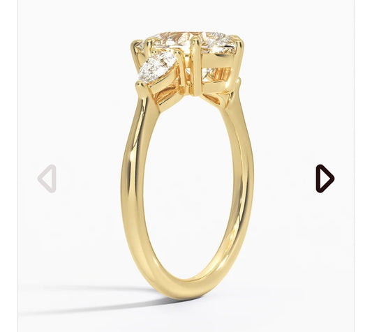 1.75 pear IGI certified VS1 F + 2x0.2ct. Yellow gold 18 karat. Size 54