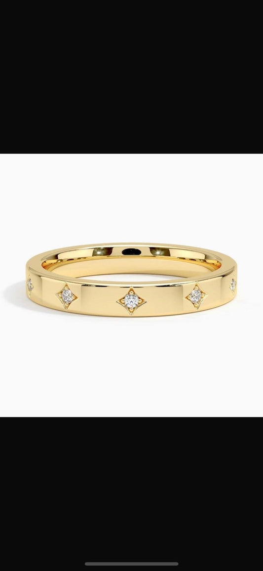 2 carat round IGI certified lab diamond VS1 f center. 0.3ct x2 round side stones, white gold18k. Band below 4mm, yellow Gold18karat. Size 48