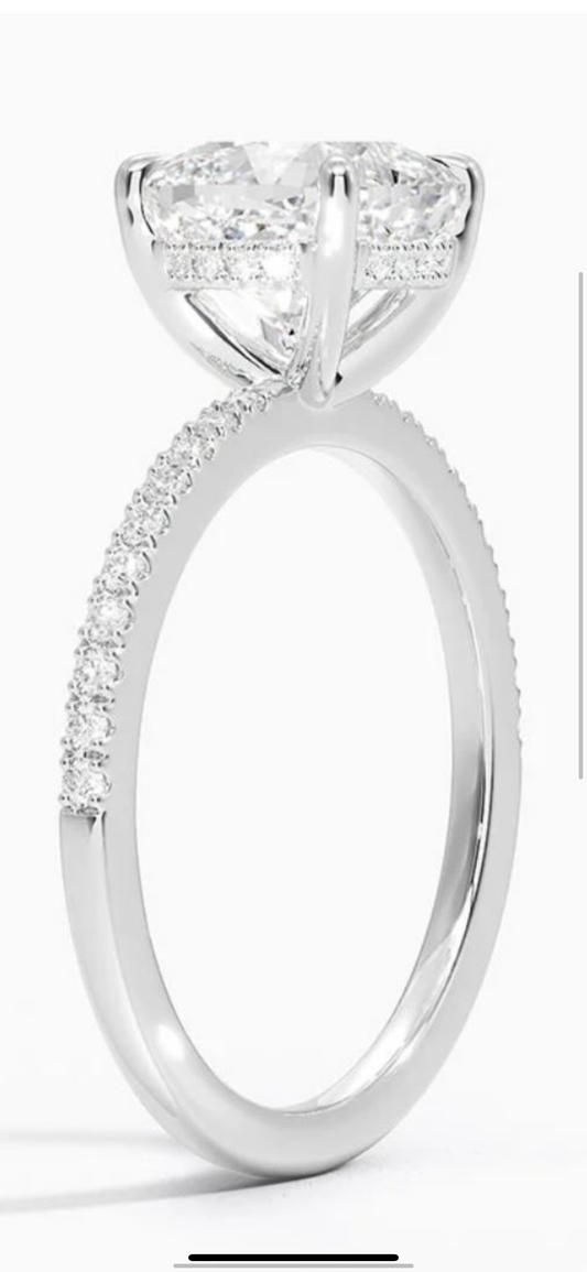 2 carat IGI certified lab diamond VS1 F cushion. 4 prongs. Hidden halo, pavé. White gold 18K. size 6.25