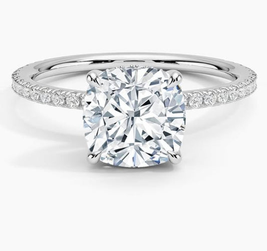 2 carat IGI certified lab diamond VS1 F cushion. 4 prongs. Hidden halo, pavé. White gold 18K. size 6.25