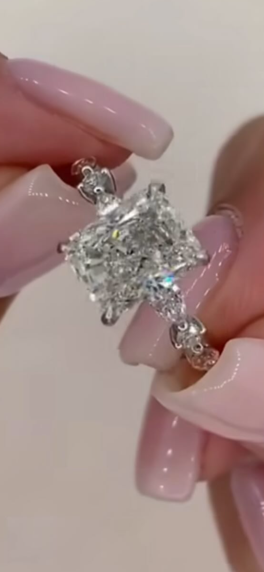 2 carat VS1 F IGI certified lab diamond elongated cushion. White gold 18K. 0.4ct side stones