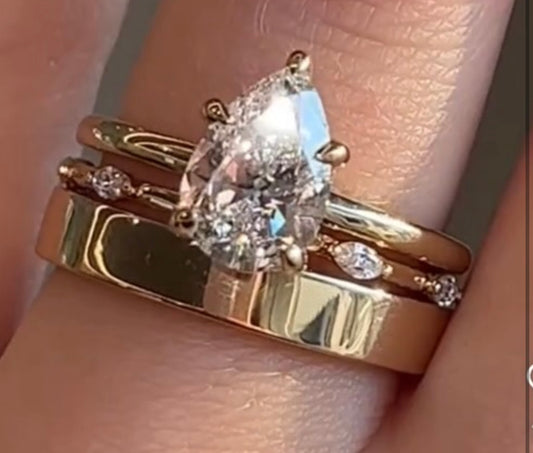 Middle band; 1.5mm gold 18karat ; custom 3D with pear