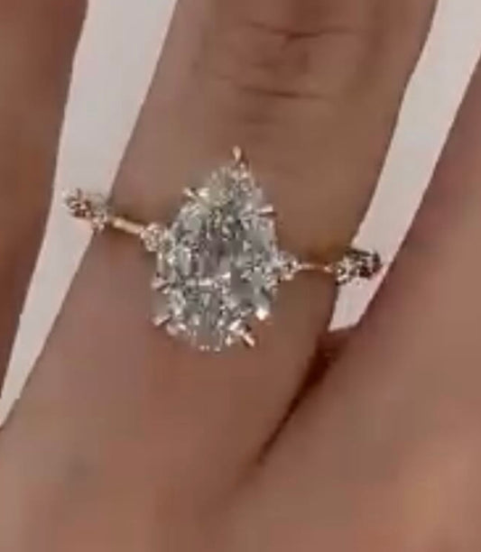 2.5 carat VS1 F IGI certified lab diamond pear. White gold 18K. 0.2ct side stones