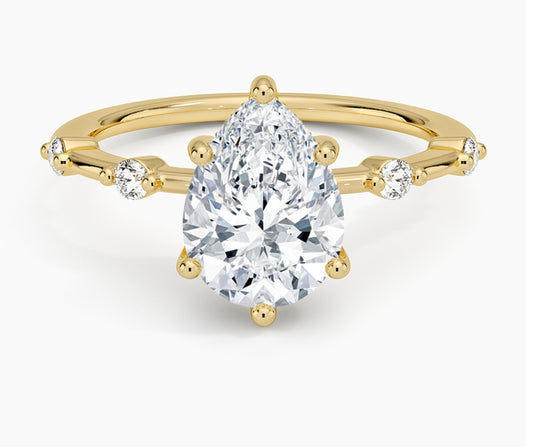 2.5 carat pear IGI certified lab grown diamond VS1 F . Yellow gold 18karat.